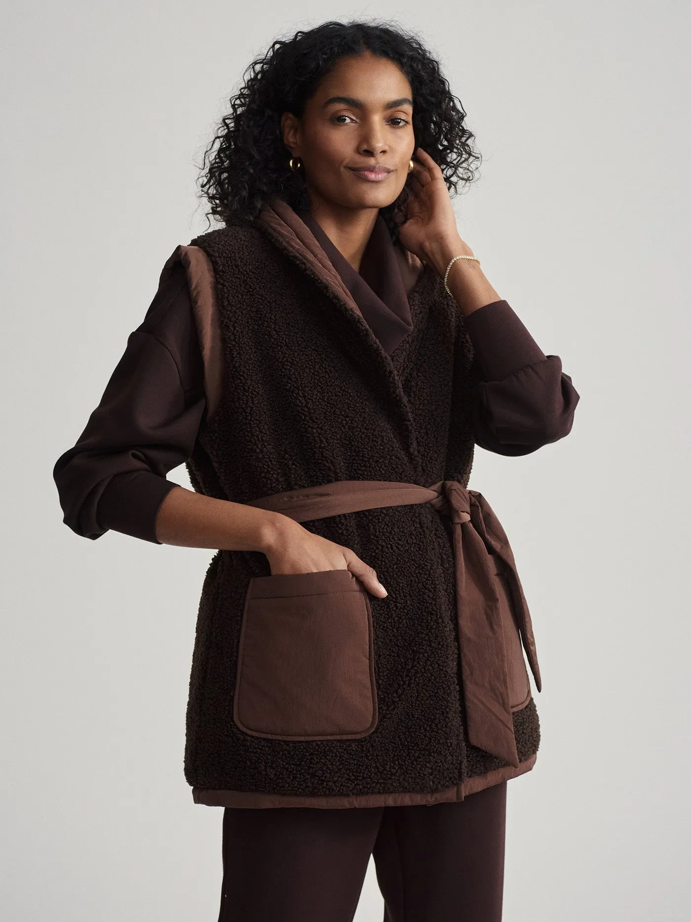 Varley Lanville Reversible Gilet in Chestnut/Coffee Bean