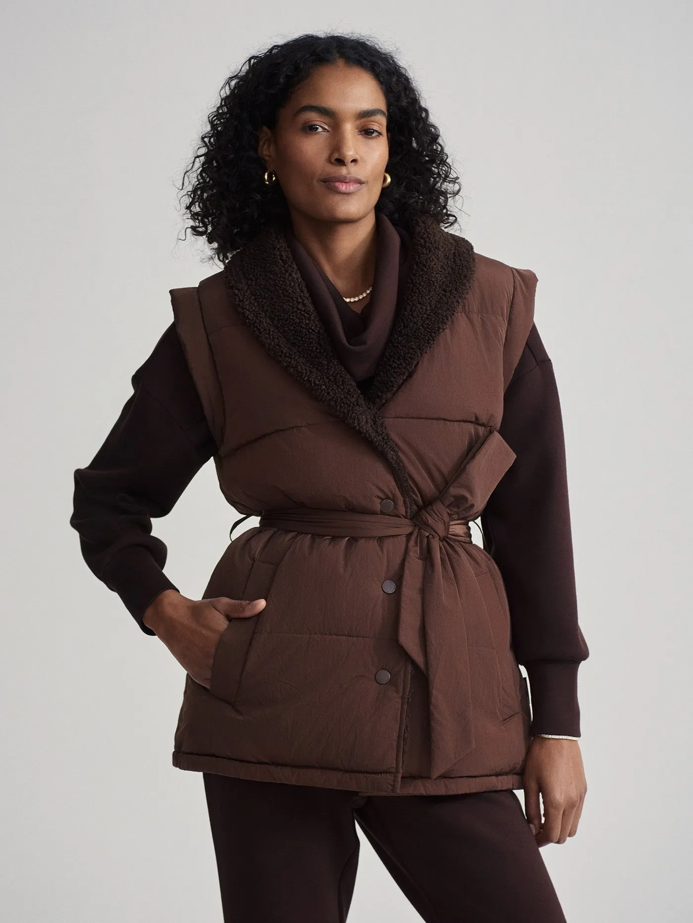 Varley Lanville Reversible Gilet in Chestnut/Coffee Bean